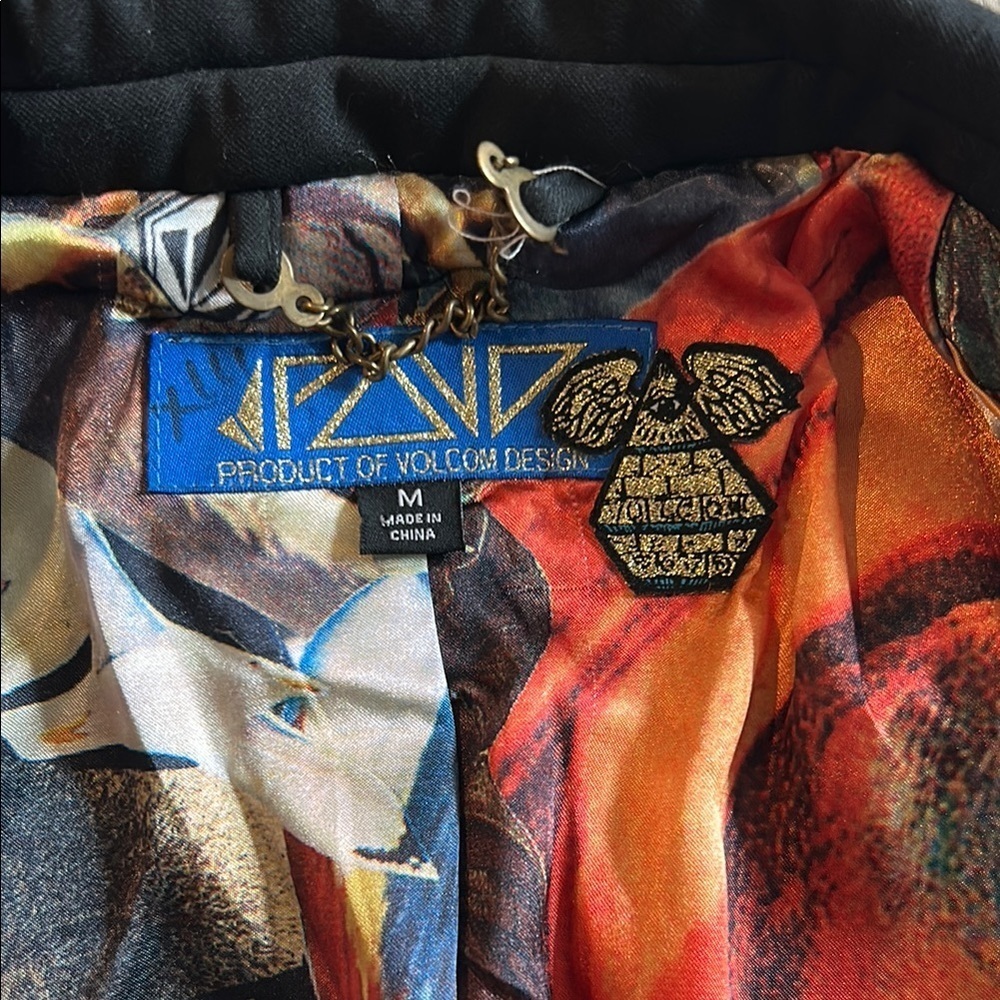 Black blazer product of Volcom by design - Picture 7 of 11